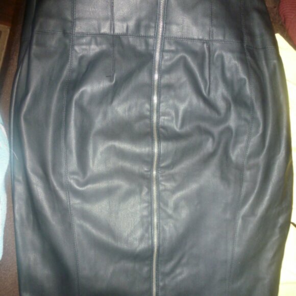 Express “leather” midi pencil skirt. Size 6 - Picture 6 of 13